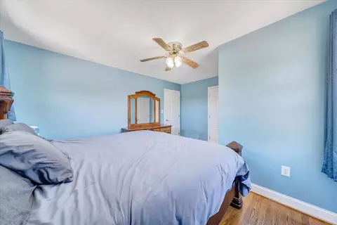 Bedroom - 412 E Riverside Dr, Salem, VA 24153 photo 4 of 5