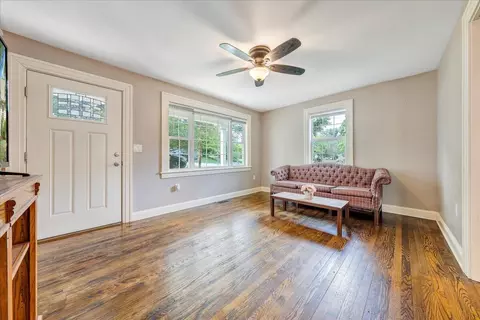 Living - 211 Murrell Rd NE, Roanoke, VA 24012 photo 2 of 3