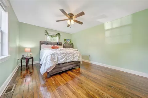 Bedroom - 211 Murrell Rd NE, Roanoke, VA 24012 photo 2 of 5