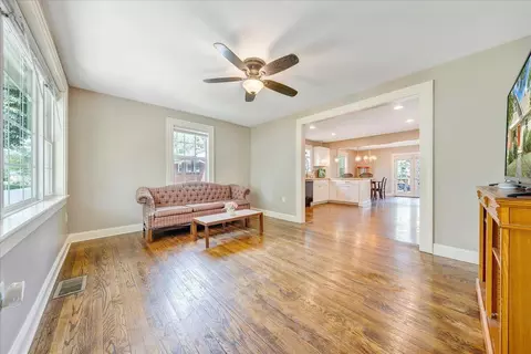 Living - 211 Murrell Rd NE, Roanoke, VA 24012 photo 3 of 3