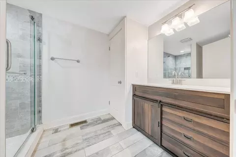 Bath - 211 Murrell Rd NE, Roanoke, VA 24012 photo 1 of 4