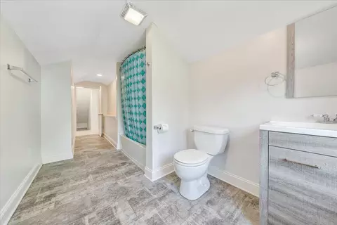 Bath - 211 Murrell Rd NE, Roanoke, VA 24012 photo 4 of 4