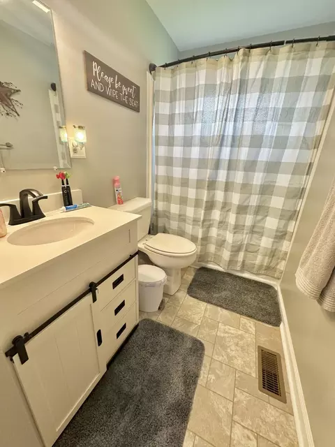 Bath - 1301 Cherokee Pl, Covington, VA 24426 photo 1 of 2