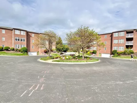 3060 Mcvitty Forest Dr #318, Roanoke, VA 24018