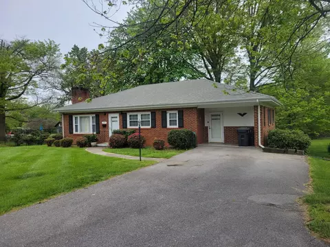 1239 Oakwood St, Bedford, VA 24523
