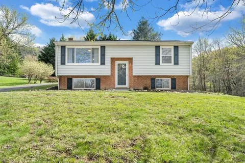 7717 Creek Cir, Roanoke, VA 24018