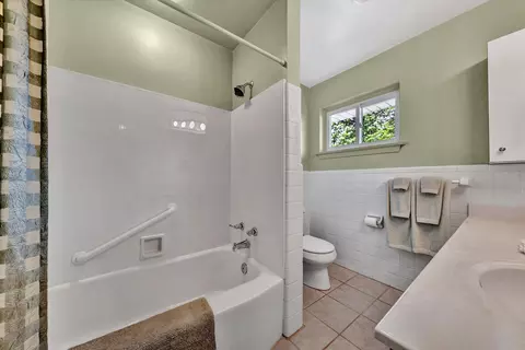 Bath - 3588 Wright Rd SW, Roanoke, VA 24015 photo 2 of 5
