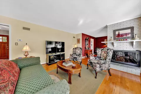 Living - 3588 Wright Rd SW, Roanoke, VA 24015 photo 2 of 5