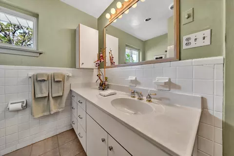 Bath - 3588 Wright Rd SW, Roanoke, VA 24015 photo 3 of 5