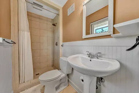 Bath - 3588 Wright Rd SW, Roanoke, VA 24015 photo 1 of 5