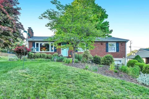 4381 Fontaine Dr, Roanoke, VA 24018