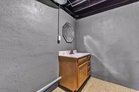 Bath - 3301 Ruston St NE, Roanoke, VA 24012 photo 3 of 3