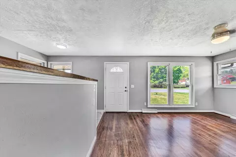 Living - 3301 Ruston St NE, Roanoke, VA 24012 photo 2 of 2