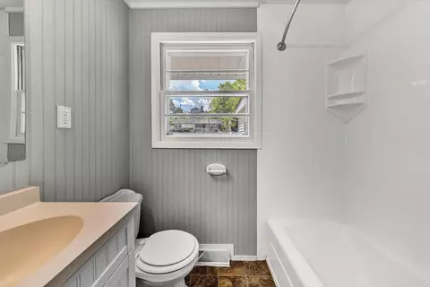 Bath - 3301 Ruston St NE, Roanoke, VA 24012 photo 2 of 3