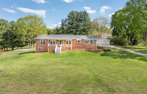 3827 Country Club Rd, Troutville, VA 24175