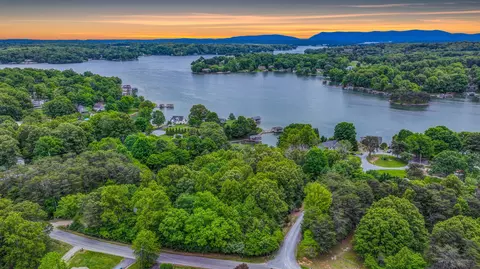 73 Overlook Cir, Moneta, VA 24121
