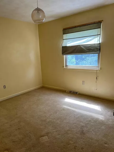 Bedroom - 913 Estates Rd SE, Roanoke, VA 24014 photo 2 of 2