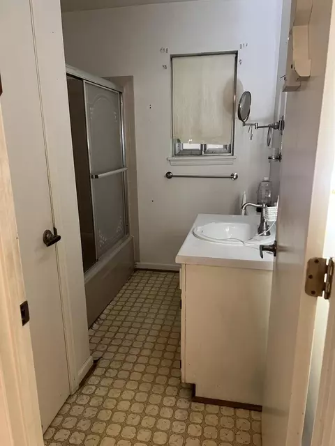Bath - 913 Estates Rd SE, Roanoke, VA 24014 photo 1 of 1