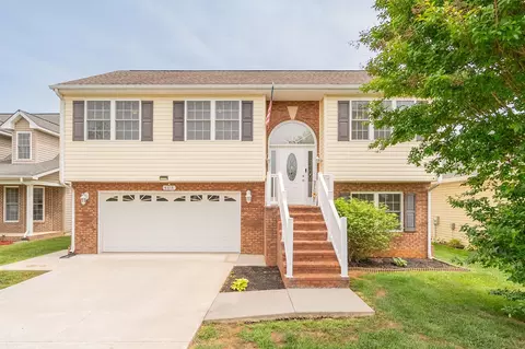 4613 Whispering Willow Ln NW, Roanoke, VA 24017