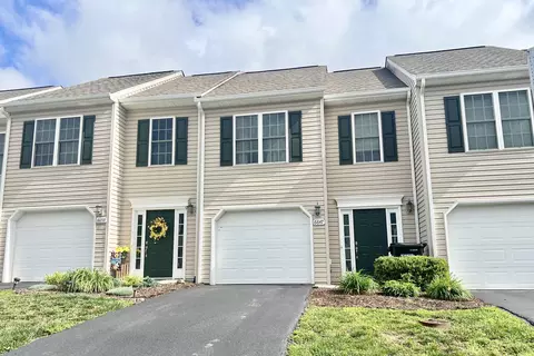 6647 Village Green Dr, Roanoke, VA 24019