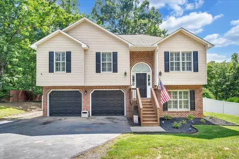 236 Harbor Landing Dr, Moneta, VA 24121