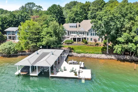 2353 Capewood Dr, Huddleston, VA 24104