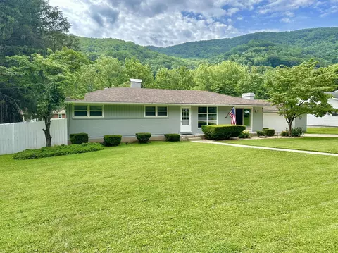 2911 Winterberry Ave, Covington, VA 24426