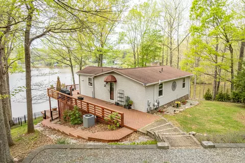 308 Sleepy Hollow Dr, Wirtz, VA 24184