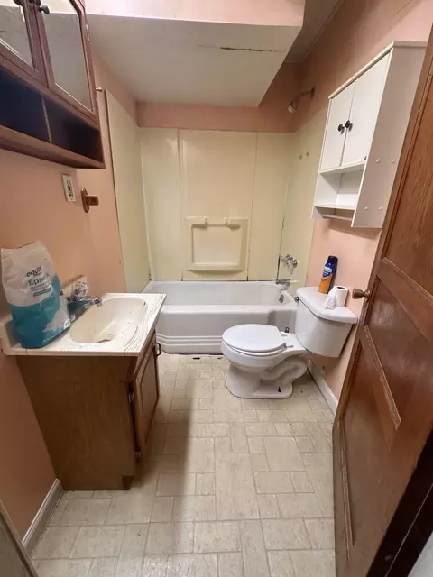 Bath - 1815 S Carpenter Dr, Covington, VA 24426 photo 1 of 3
