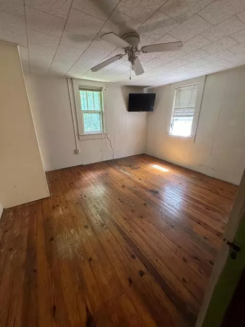 Bedroom - 1815 S Carpenter Dr, Covington, VA 24426 photo 2 of 6
