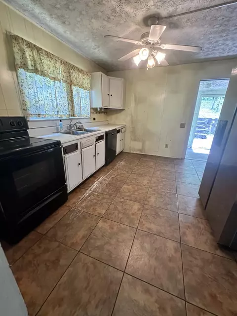 Kitchen - 1815 S Carpenter Dr, Covington, VA 24426 photo 2 of 2