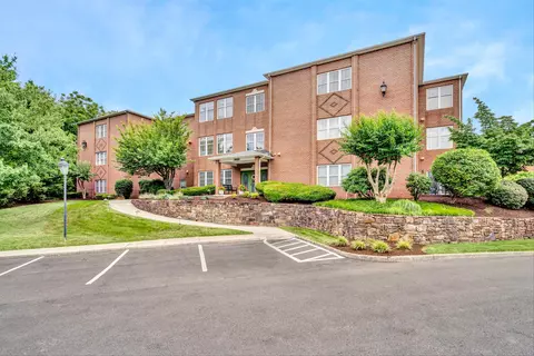3050 Mcvitty Forest Dr #313, Roanoke, VA 24018