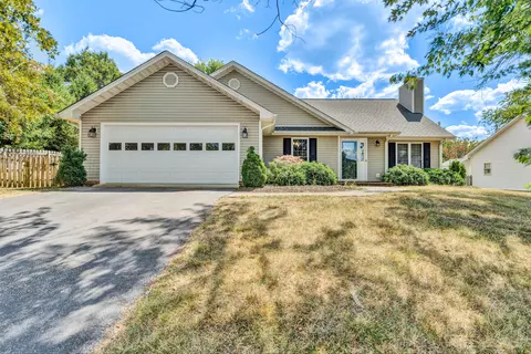 1733 Warner Pl, Vinton, VA 24179