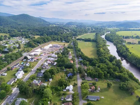 View/Area - 290 Lowe St, Buchanan, VA 24066 photo 8 of 12
