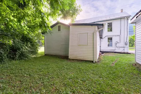 Exterior - 290 Lowe St, Buchanan, VA 24066 photo 9 of 10
