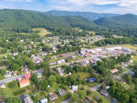 View/Area - 290 Lowe St, Buchanan, VA 24066 photo 9 of 12