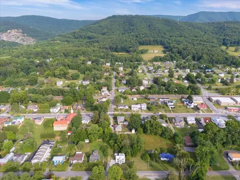 View/Area - 290 Lowe St, Buchanan, VA 24066 photo 2 of 12