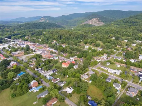 View/Area - 290 Lowe St, Buchanan, VA 24066 photo 3 of 12