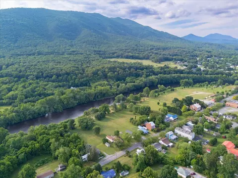 View/Area - 290 Lowe St, Buchanan, VA 24066 photo 5 of 12