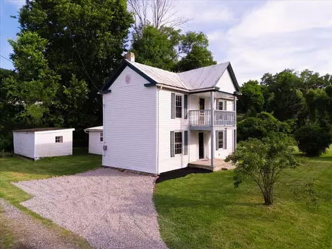 Exterior - 290 Lowe St, Buchanan, VA 24066 photo 4 of 10