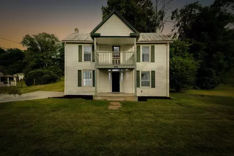 Exterior - 290 Lowe St, Buchanan, VA 24066 photo 2 of 10