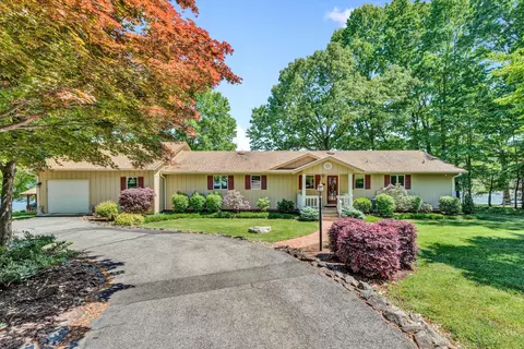 24 Twin Coves Dr, Moneta, VA 24121