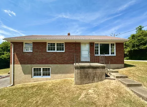 917 E Dolly Ann Dr, Covington, VA 24426