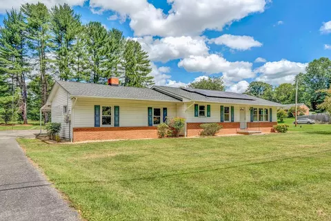 110 Lakeridge Cir, Troutville, VA 24175
