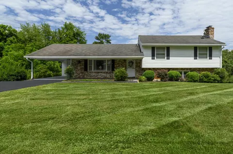 1544 Oakwood St, Bedford, VA 24523