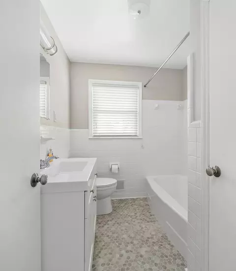 Bath - 129 Frontier Rd NE, Roanoke, VA 24012 photo 2 of 4