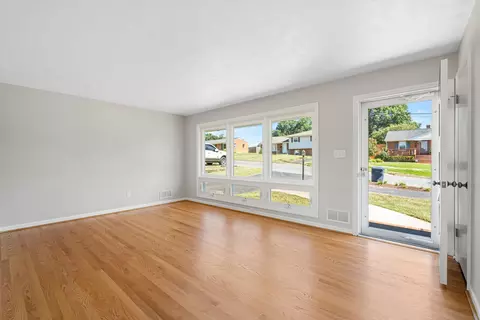 Living - 129 Frontier Rd NE, Roanoke, VA 24012 photo 1 of 2