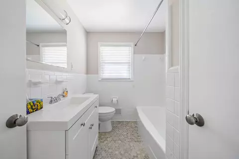Bath - 129 Frontier Rd NE, Roanoke, VA 24012 photo 1 of 4