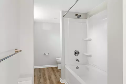 Bath - 129 Frontier Rd NE, Roanoke, VA 24012 photo 3 of 4