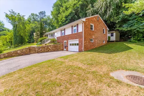 3303 Farmington Dr, Roanoke, VA 24018